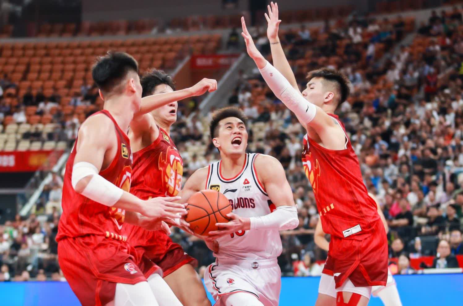 广州队在激烈对决中成功击败对手