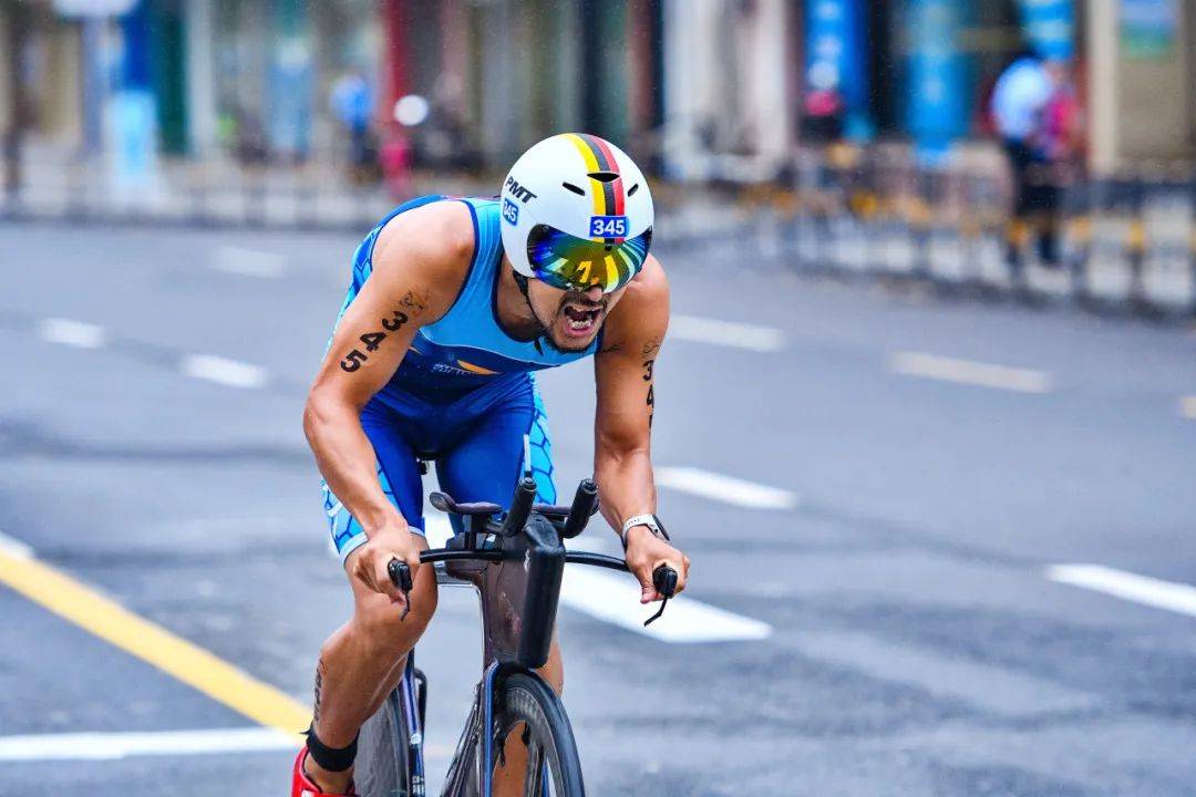 巴西铁人三项选手大放异彩，一骑绝尘