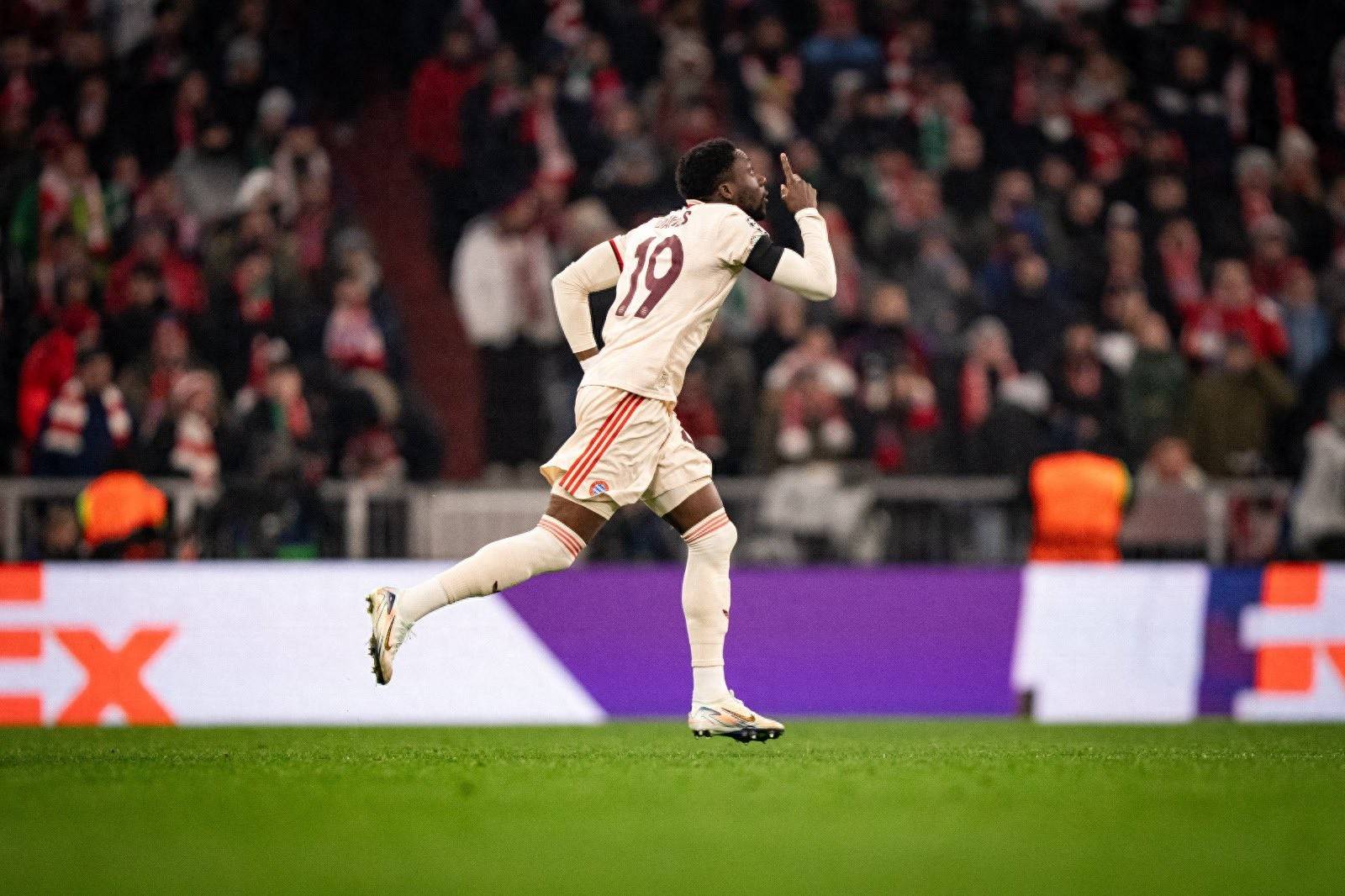 拜仁慕尼黑主场-击败曼联，晋级欧冠四强的简单介绍