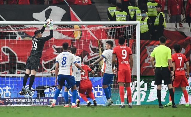 中超比赛裁判因判罚争议遭球迷疯狂吹