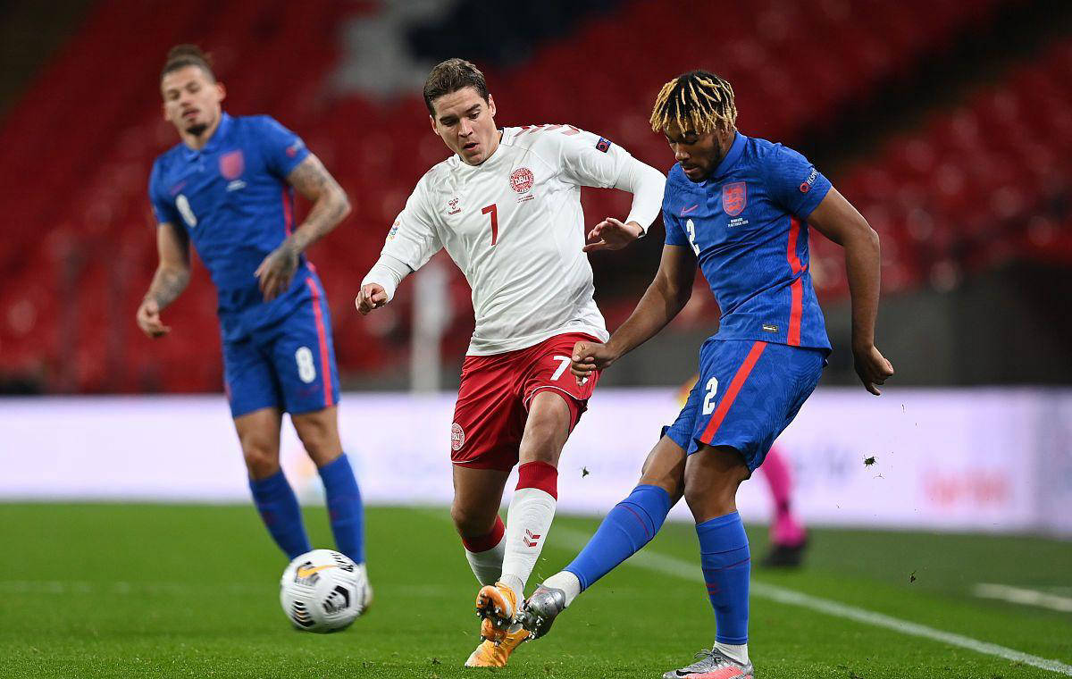 关于里昂队在法甲比赛中巩固领先地位的信息