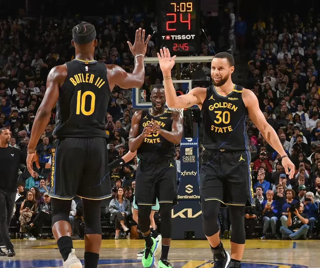 关于勇士主场胜马刺，保持西部榜首位置的信息