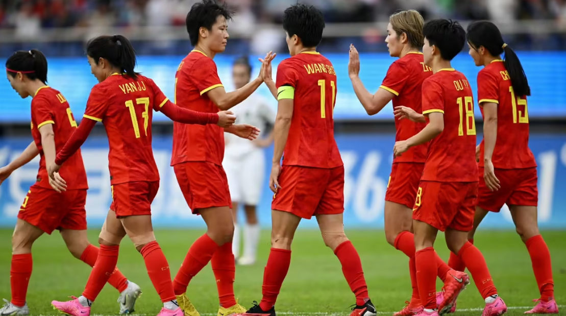 包含感人瞬间：女足热情对决激动的词条