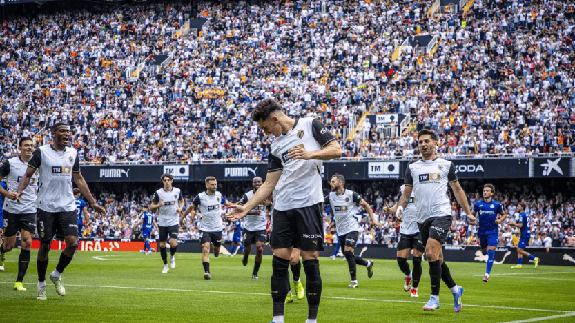 阿拉维斯后卫连续场传中助攻