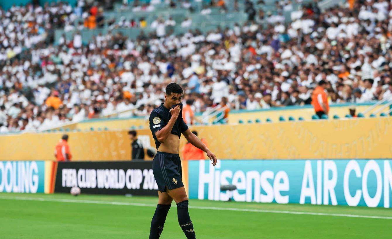 尤文门将在比赛中扑出关键点球