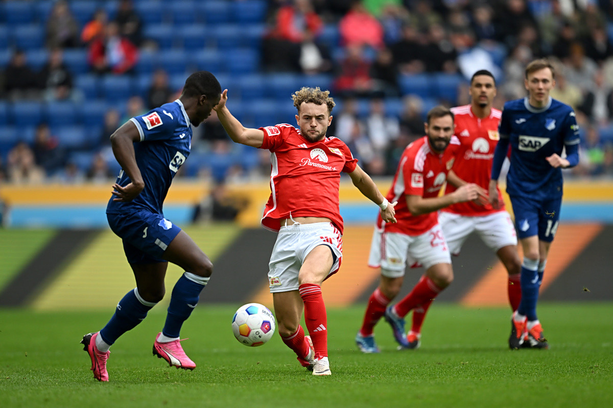 足球赛场中的豪门巅峰，谁能称霸全场？的简单介绍