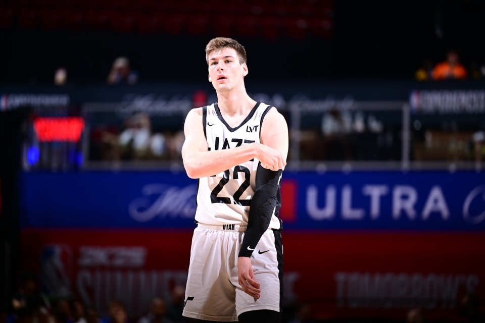 爵士战胜马刺，稳坐榜首