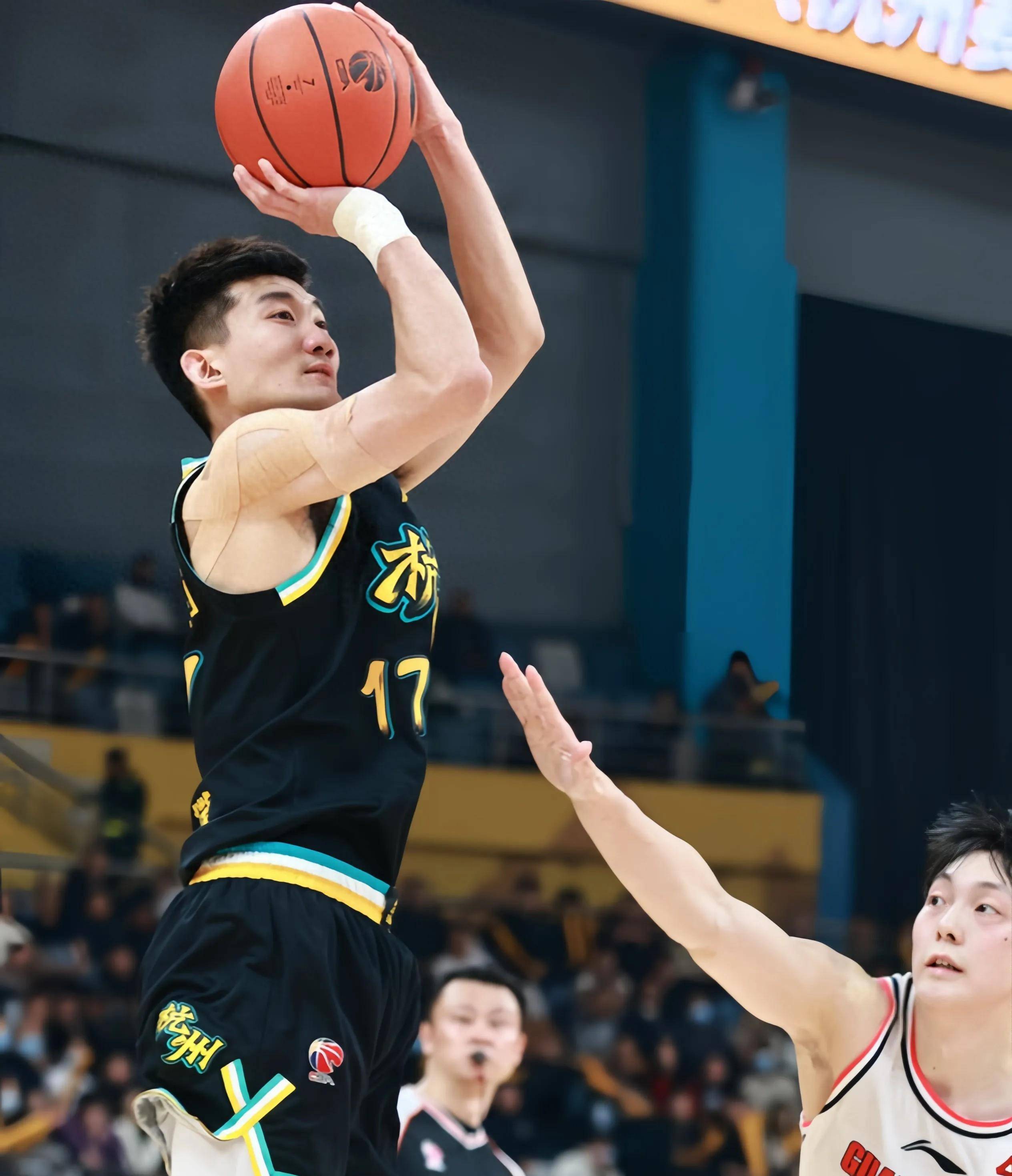 雄鹿绝杀青岛队,孙铭徽高光表现的简单介绍 雄鹿绝杀青岛队,孙铭徽高光表现的简单介绍